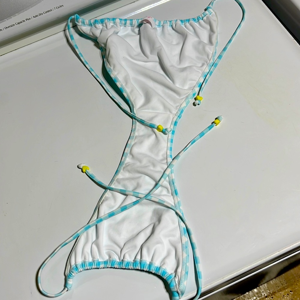 Blue bikini. - Picture 2 of 5